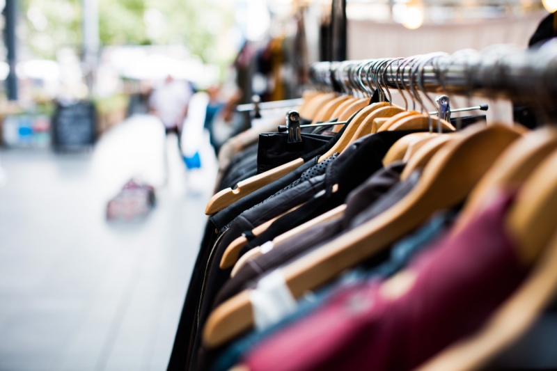 vente-LA CADIERE D AZUR-min_blur_close_up_focus_hanger_jacket_market_people_rack-1176303